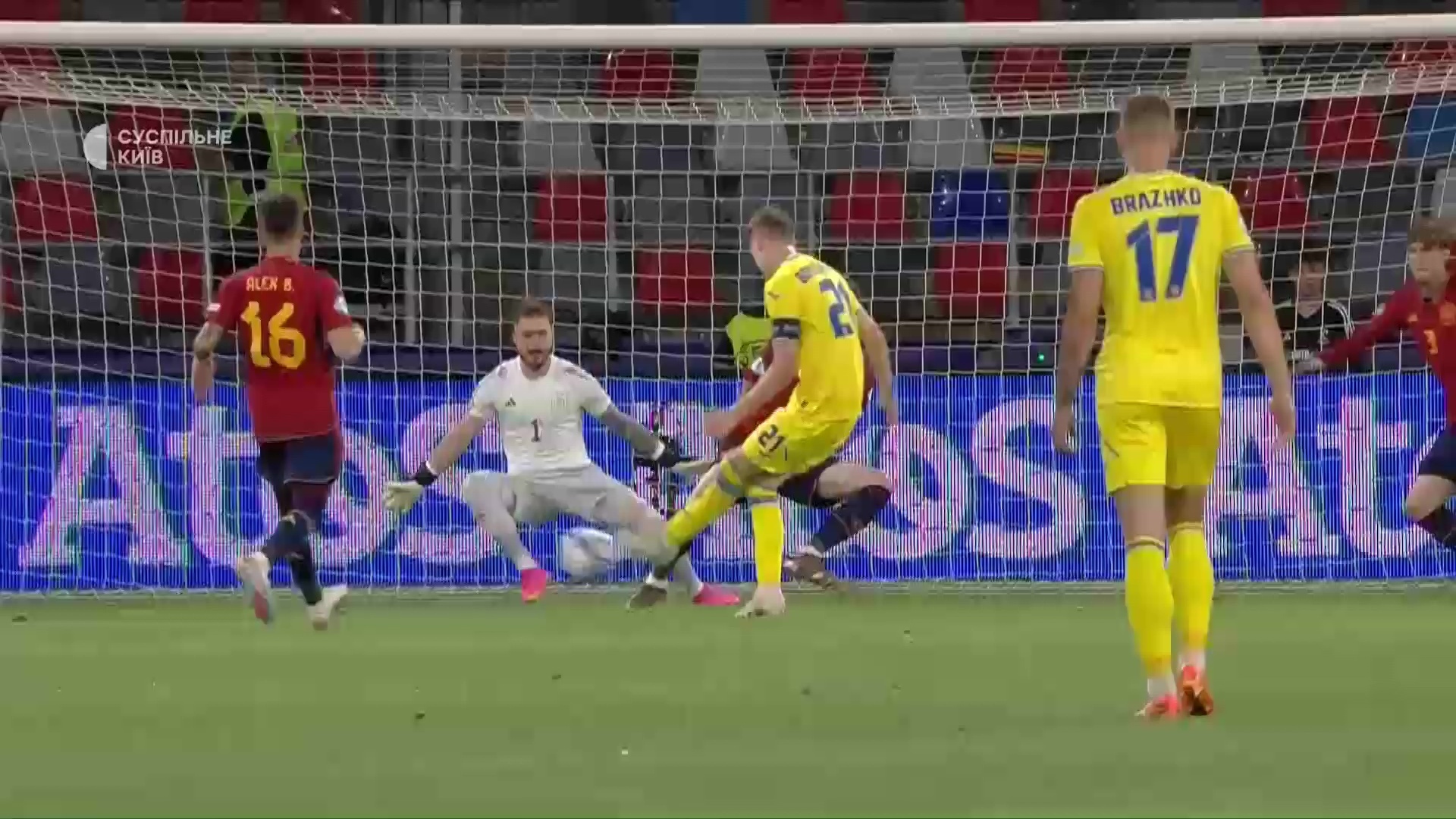 Англия безупречна, Испания громит Украину