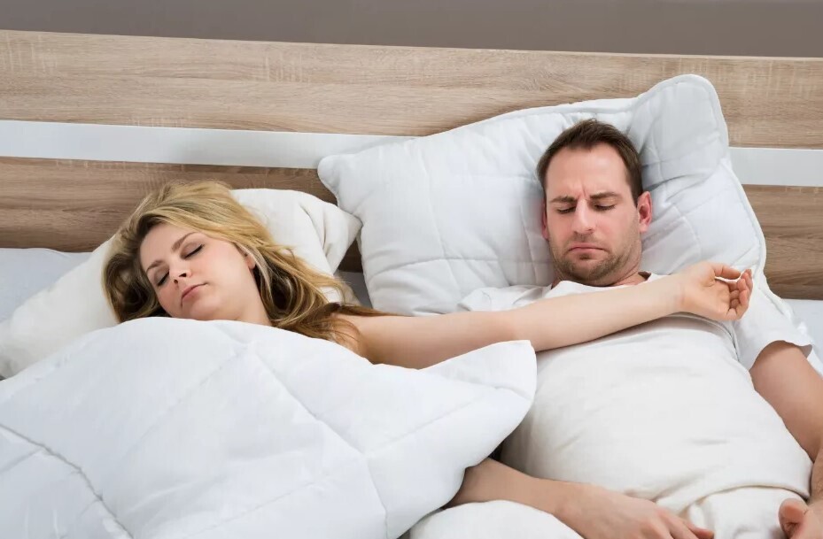 Развод на ночь: почему все больше счастливых пар выбирают спать отдельно
