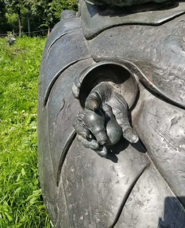 Оригинальный памятник посвященный памяти Булгакова" Мастер и Маргарита"