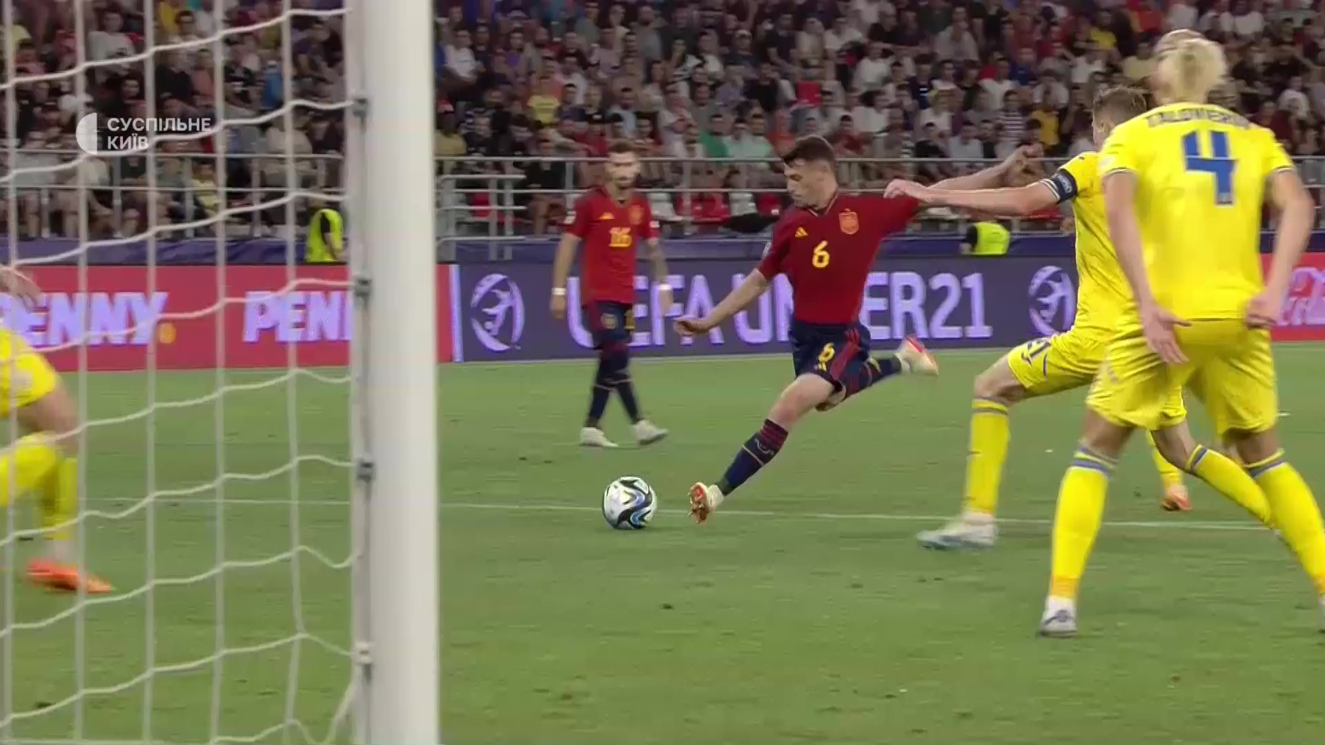 Англия безупречна, Испания громит Украину