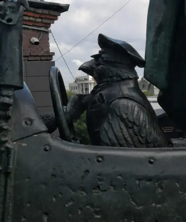 Оригинальный памятник посвященный памяти Булгакова" Мастер и Маргарита"