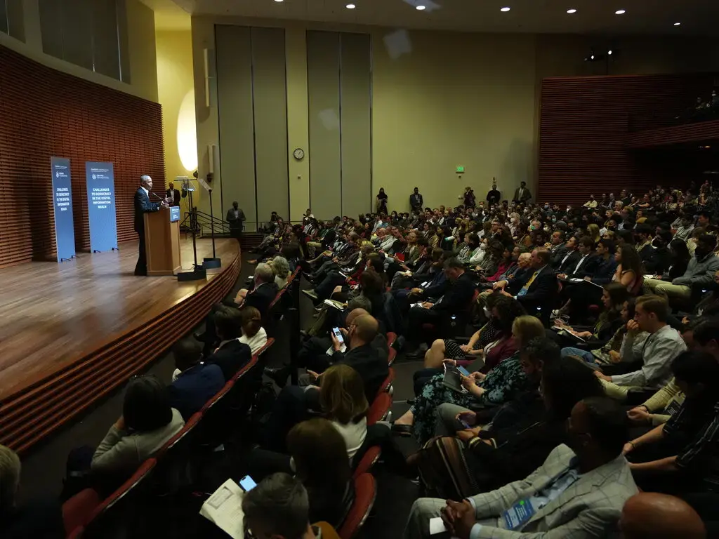 Исследователи дезинформации беспокоятся о последствиях приказа судьи.