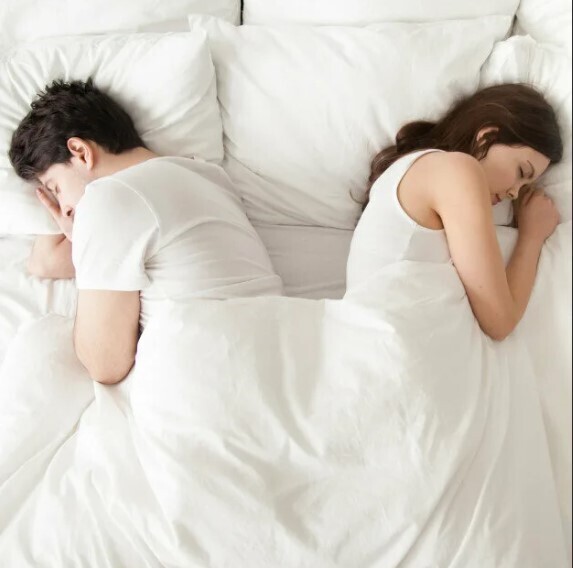 Развод на ночь: почему все больше счастливых пар выбирают спать отдельно