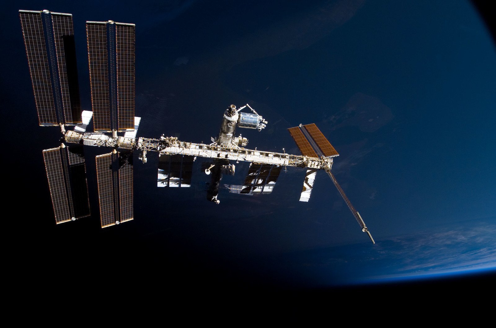 Mir schon. Космическая станция МКС. Спутник НАСА станция МКС. Космическая орбитальная станция мир. Атлантис космический аппарат.