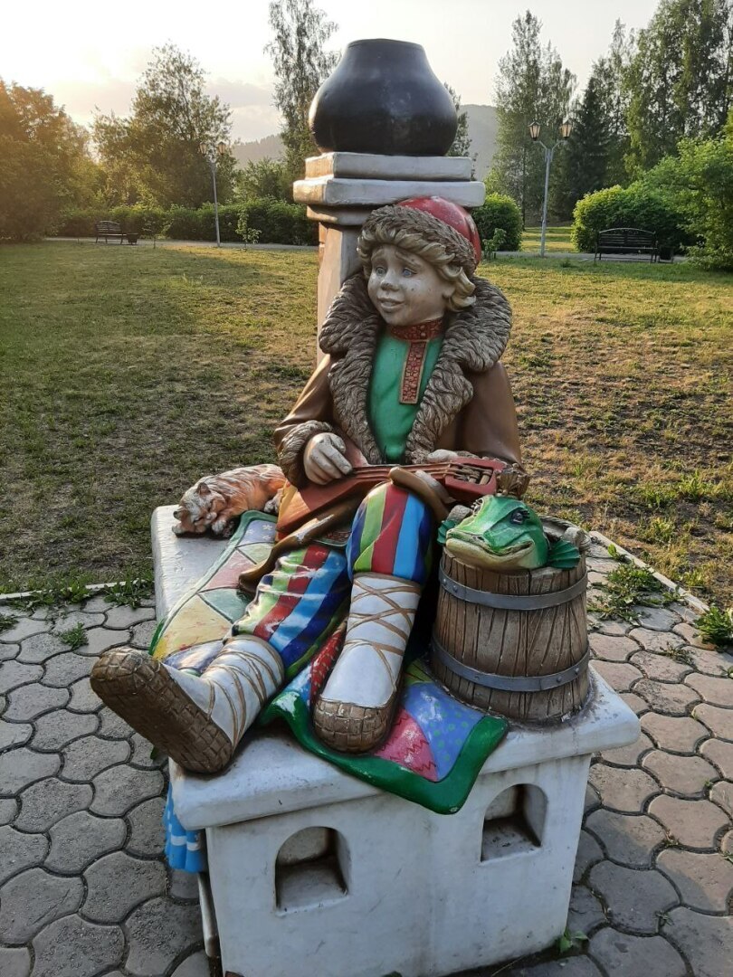 Аллея сказок в городе тайги