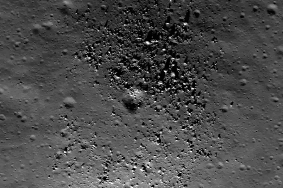 На Луне погребена огромная радиоактивная плита вулканического гранита