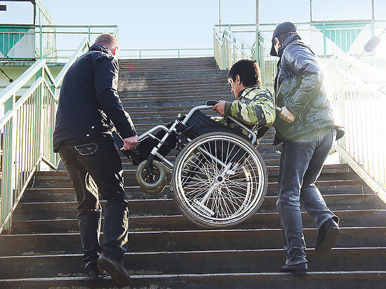 Передвижение инвалидов в городе.