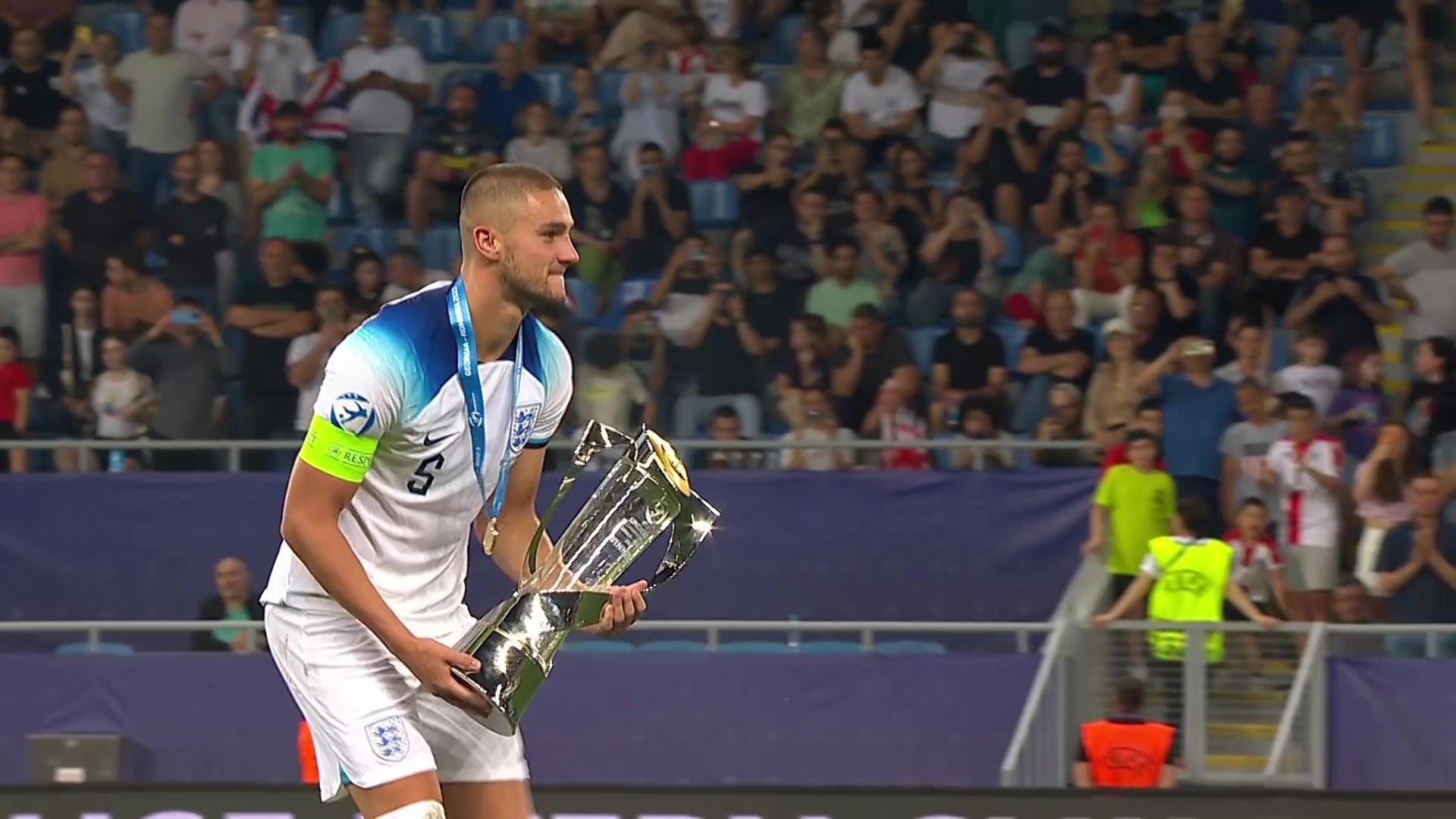 Английская молодёжь - лучшая в Европе!