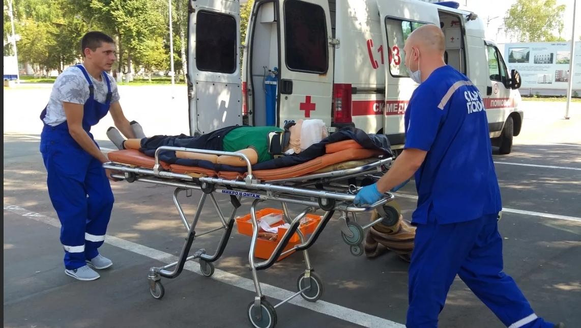 Соседи вам в помощь! Кто должен переносить больного от квартиры до кареты скорой помощи?