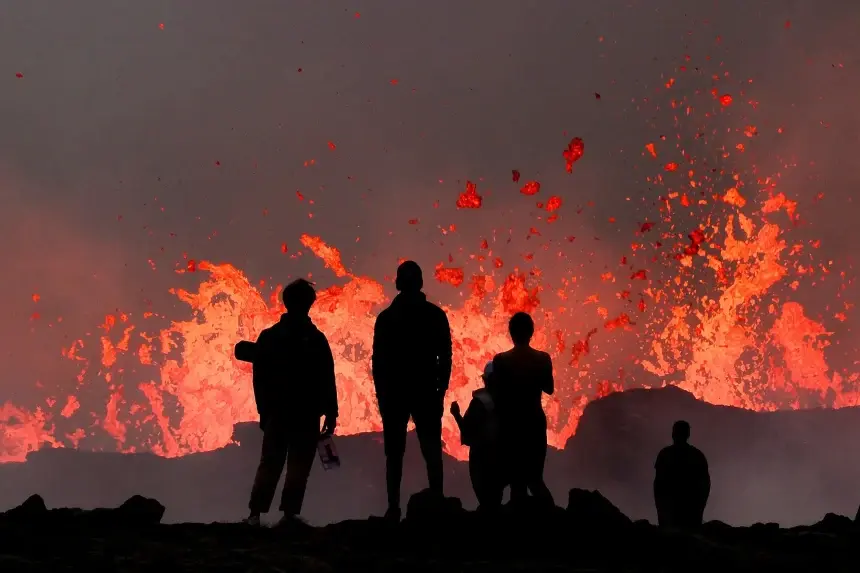 Полиция Исландии ограничивает доступ к вулкану, который извергает токсичный газ недалеко от столицы.