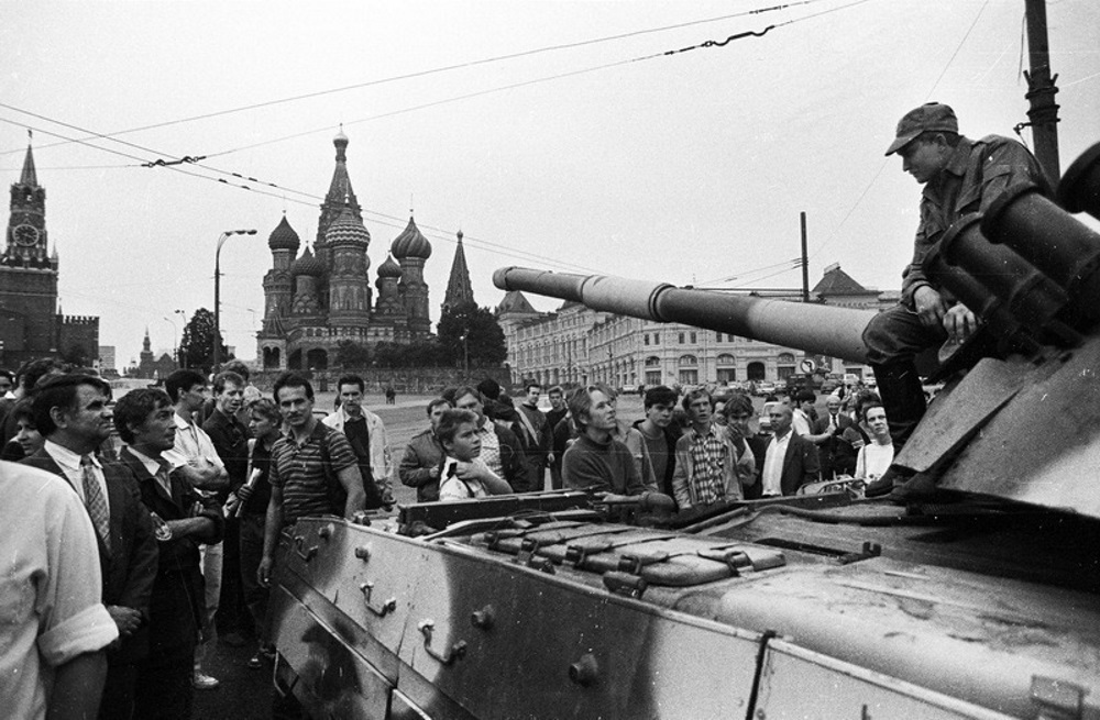 Почему враги,изменники родины,развалившие СССР,до сих пор не наказаны и гуляют на свободе?