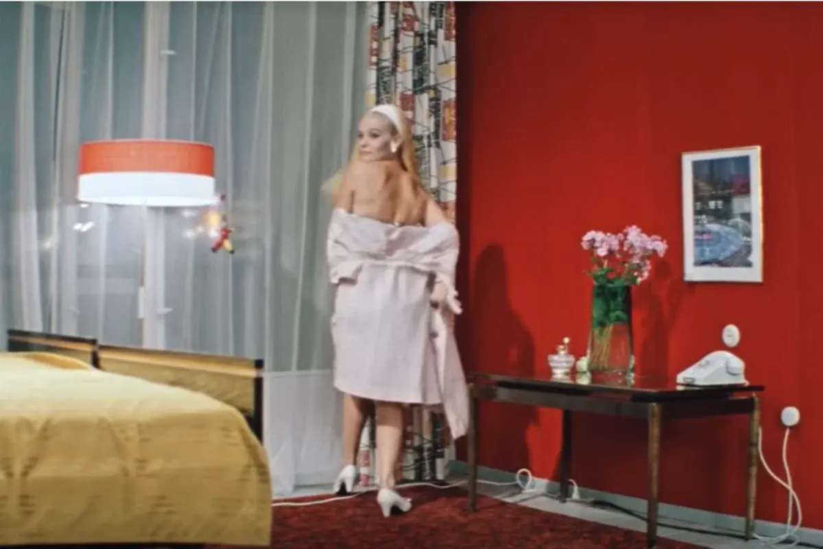 «Разделась за 300 рублей!» Как знаменитая роль испортила карьеру Светланы Светличной