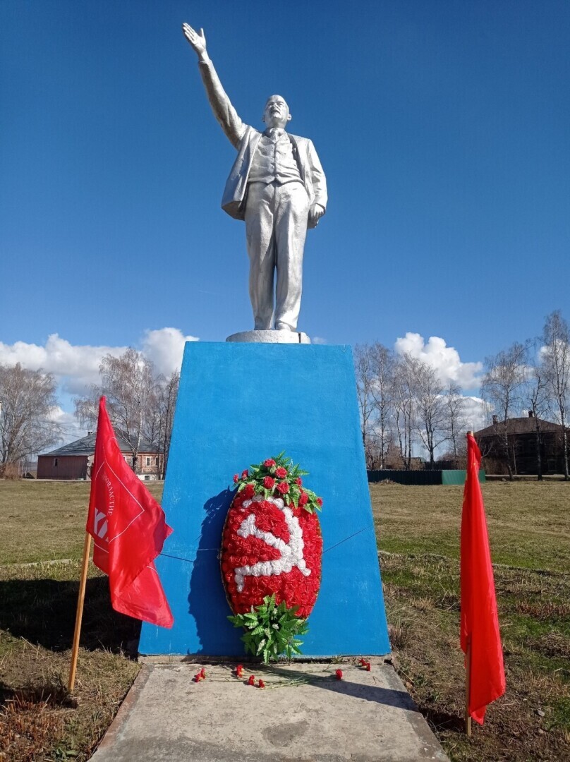 Памятникии Ленину должны жить!