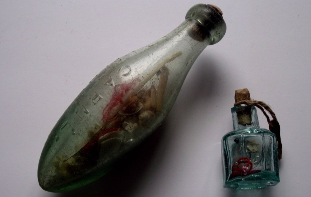 В дымоходе английского здания обнаружили "ведьмину бутылку".