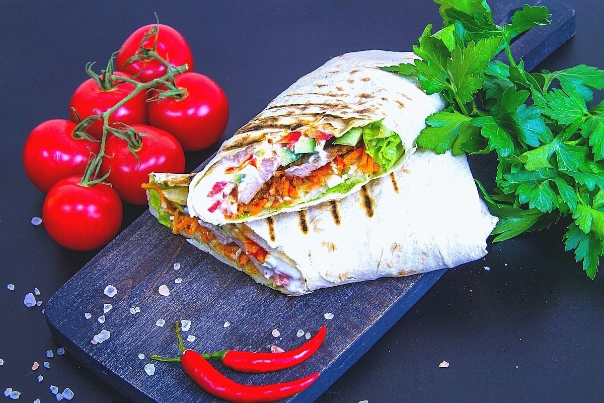 "Незабываемый вкус и аромат: Лучший рецепт классической куриной шаурмы, которая покорит ваши вкусовые рецепторы"