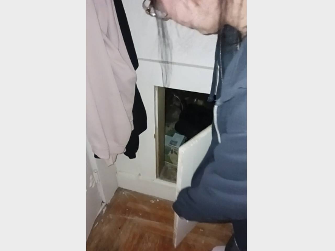 Сестры нашли «проклятую» тайную комнату в своем доме и сбежали через две недели