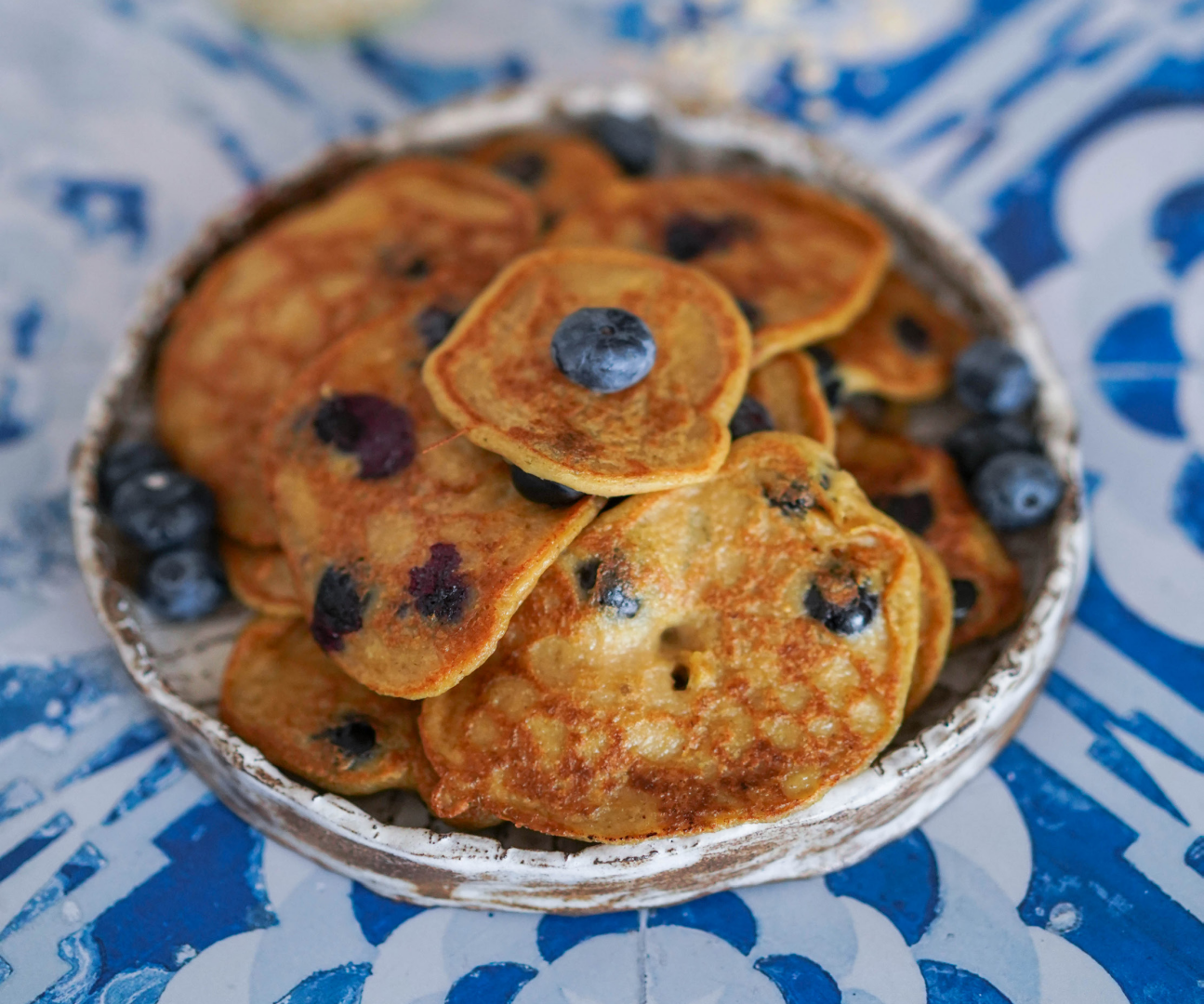 Овсяные оладьи с бананом и голубикой.