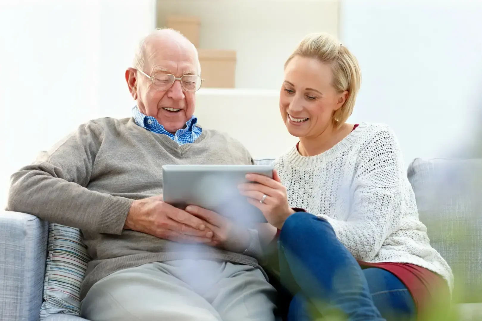 Как научить родителей пожилого возраста освоить гаджеты и быть в курсе современных технологий