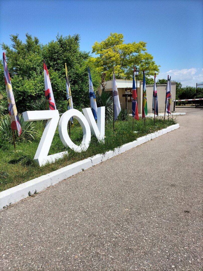 В Севастополе выставили напоказ сбитый беспилотник. Надо ещё и технику пригнать к посольствам