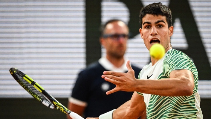 «Сейсмический сдвиг» прокатился по полю Уимблдона, когда Карлос Алькарас, восходящая звезда, сверг теннисного титана Новака Джоковича.