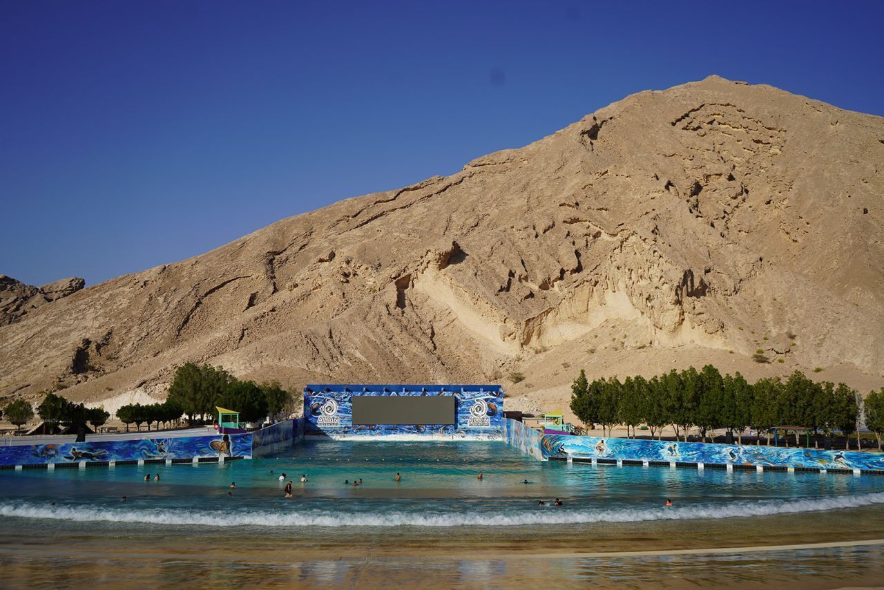 Абу-Даби закачивает миллионы галлонов воды, чтобы создать речные пороги в пустыне