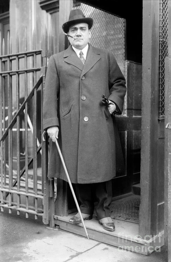 Его матери приходилось ходить босиком зимой, чтобы оплатить учебу сына. В благодарность мальчик стал величайшим оперным певцом.