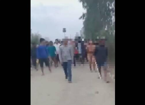 Видео, на котором двух женщин изнасиловали и заставили пройтись обнаженными в Манипуре, Индия, вызвало национальный гнев.