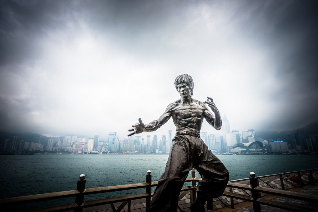 Статуя Брюса Ли: Вечная Легенда на Гонконгской Аллее Звезд