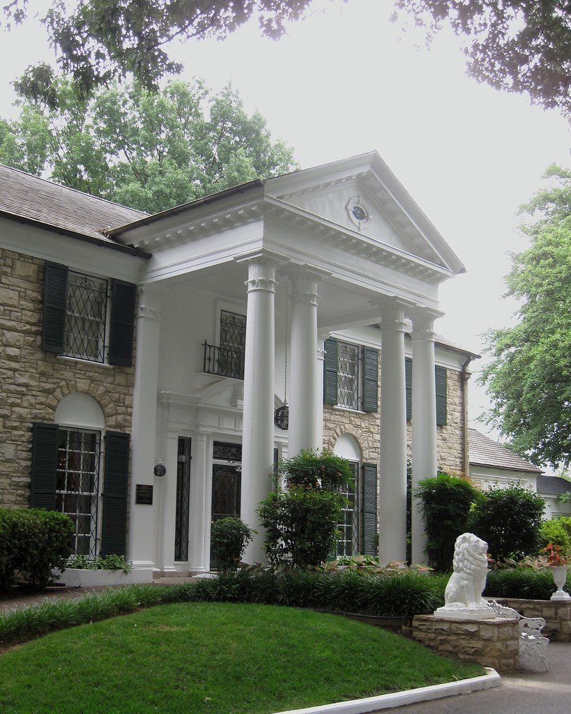 Дом Элвиса Пресли: легендарное пристанище короля рок-н-ролла