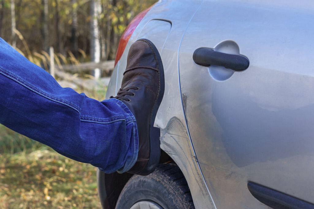 Удар дверью на парковке: случай из практики и юридическая справка