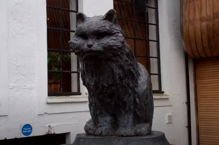 Самому успешному мышелову в мире установлен памятник