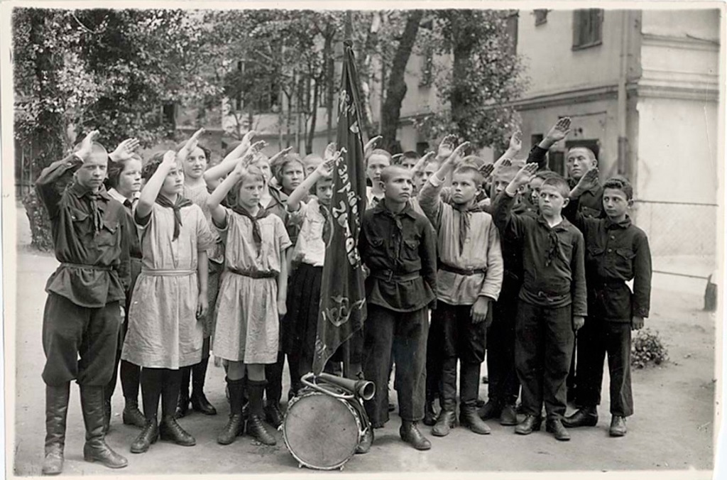 Поезд с пионерами. Роковой день.Третье измерение или аномальная зона.