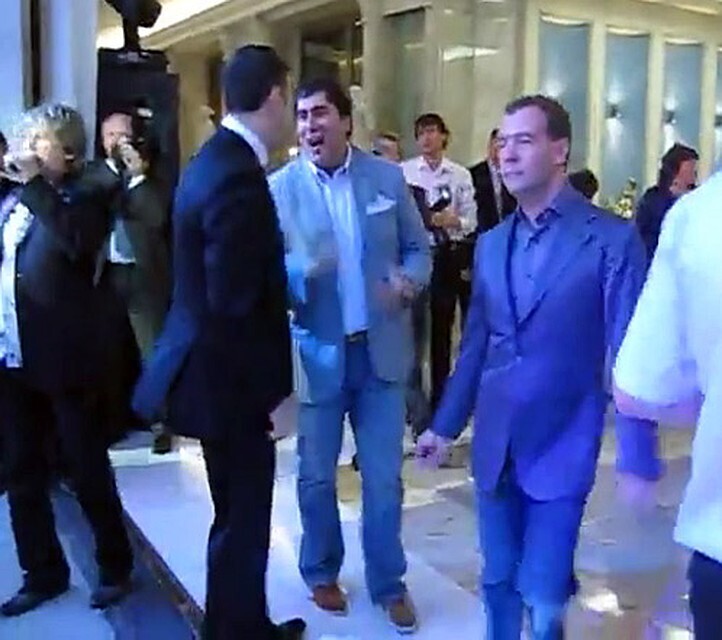 Президенты тоже люди.Танцуют все!