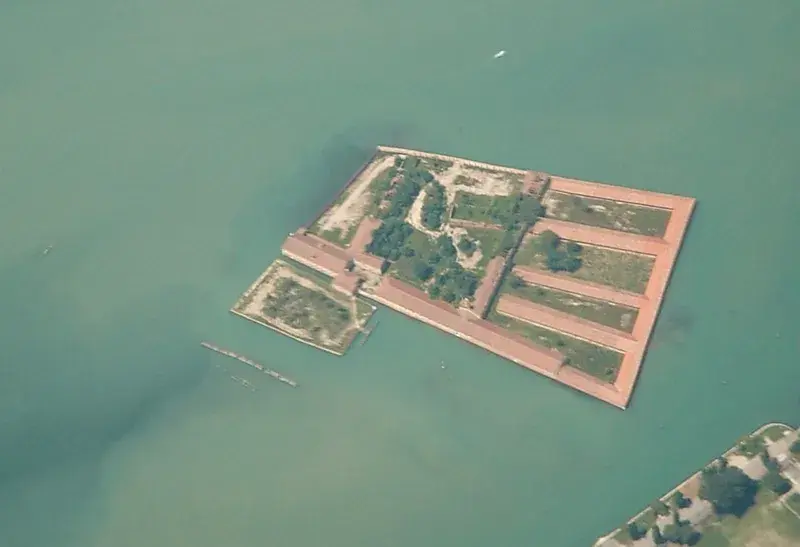 Чумной остров в Венеции: дом для тысяч скелетов