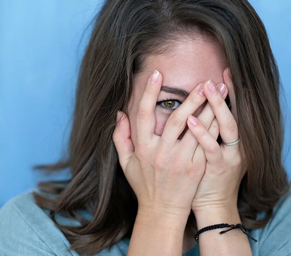 Почему бывает так сложно принимать комплименты? Неуверенность в себе или другая причина?