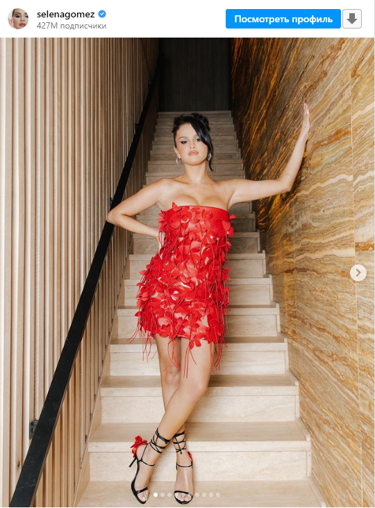 Селена Гомес в красном на вечеринке по случаю своего дня рождения (ФОТО)