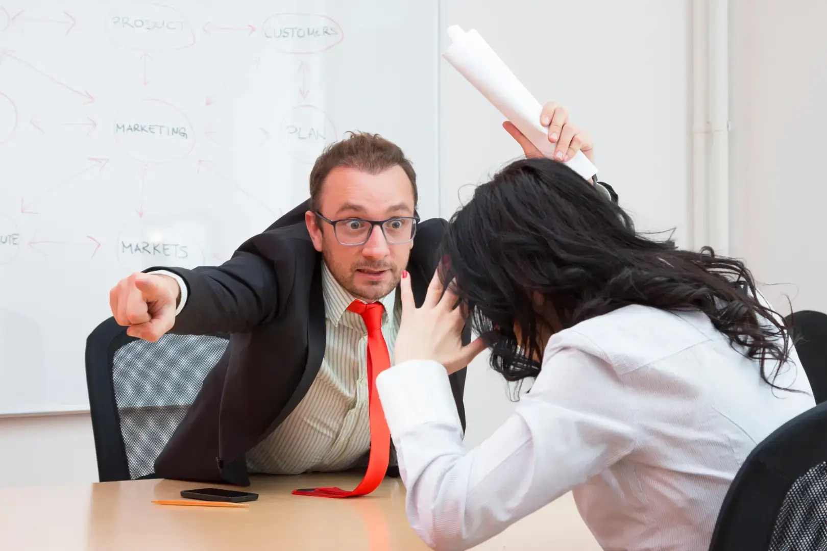 😡Крики, конфликты, давление: Как быть, если начальник - психопат?🤪