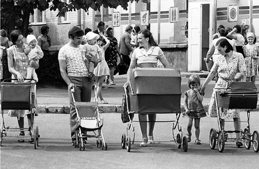 Детские коляски СССР: каким был ваш первый транспорт?А Вы помните свой первый транспорт -коляску ?