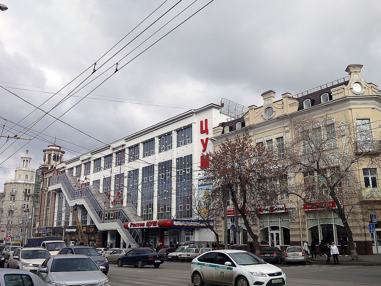 Автобус стоит на остановке 9 минут, пассажиры просят водителя поехать, звонят с жалобами, но ничего не помогает