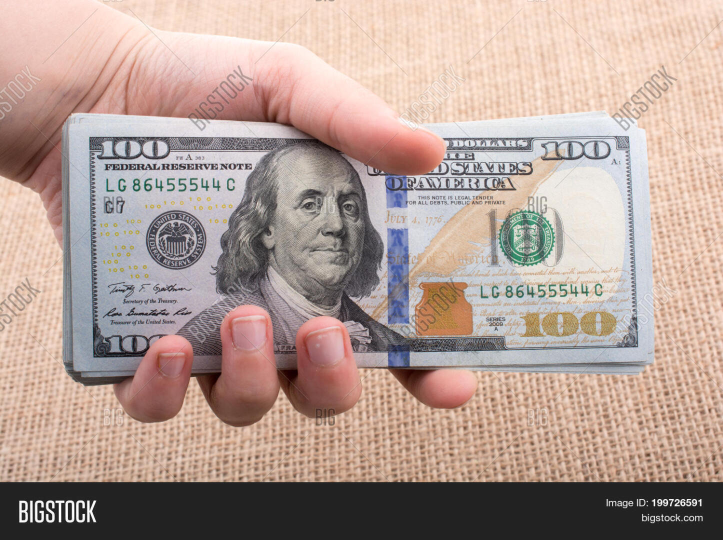 Россияне начали продавать свои валютные резервы. Почему?