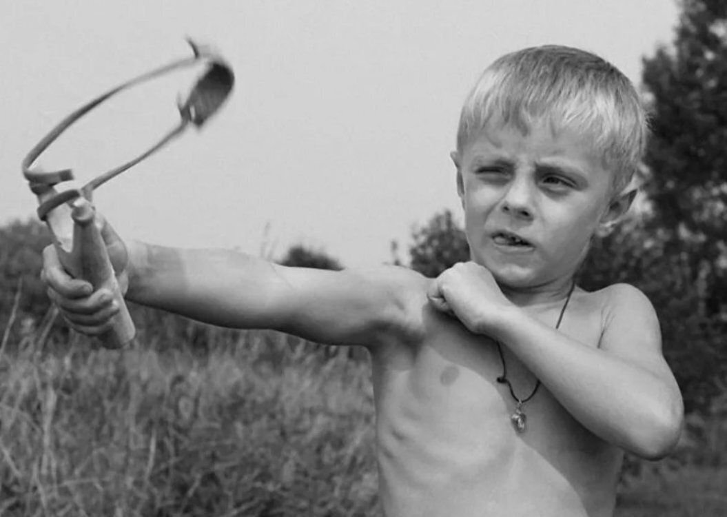От рогаток к мемам: сравнение детских шалостей в СССР и сегодня. А Вы бывало шалили в своем детстве ?