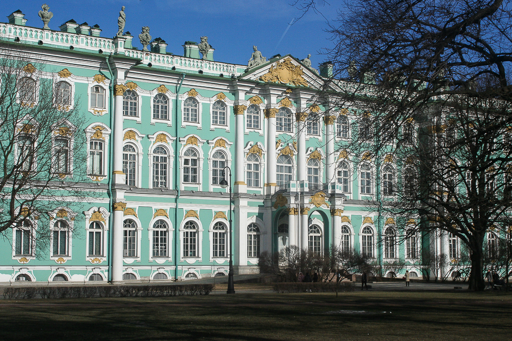 Почему в старом Санкт-Петербурге нижние окна зданий наполовину под землей?