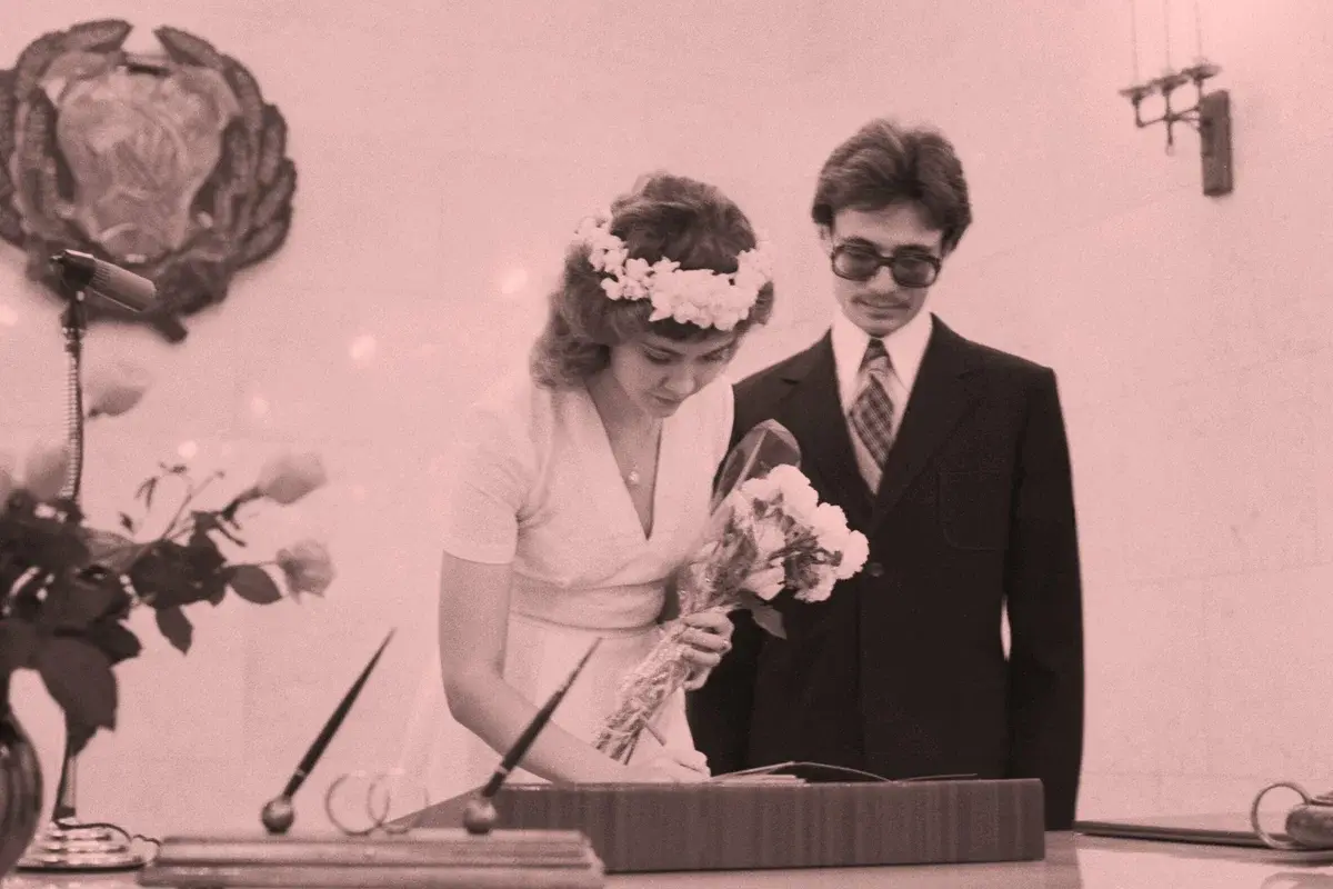 Почему в СССР все так быстро женились, а сейчас - сравнение: социальные и экономические аспекты .Вы помните в каком возрасте женились/вышли за муж?