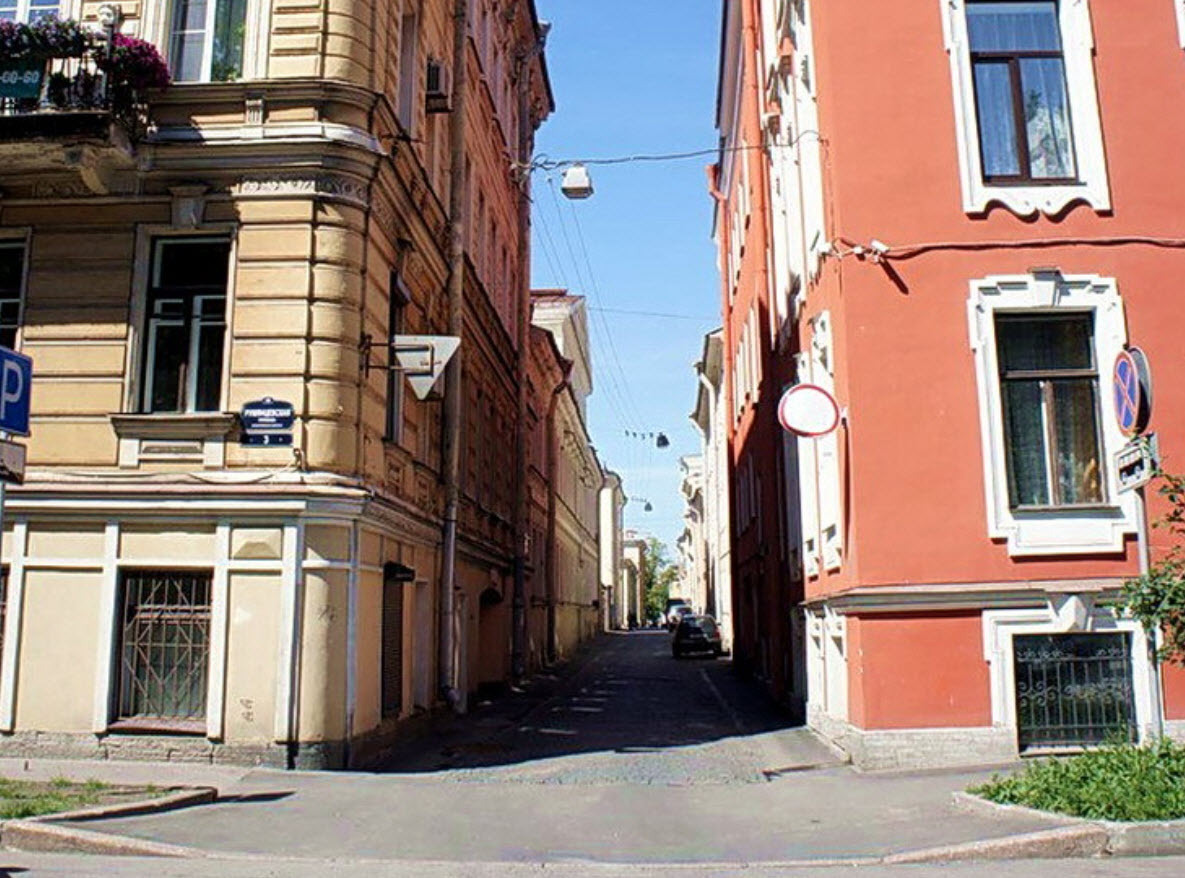 Почему в старом Санкт-Петербурге нижние окна зданий наполовину под землей?