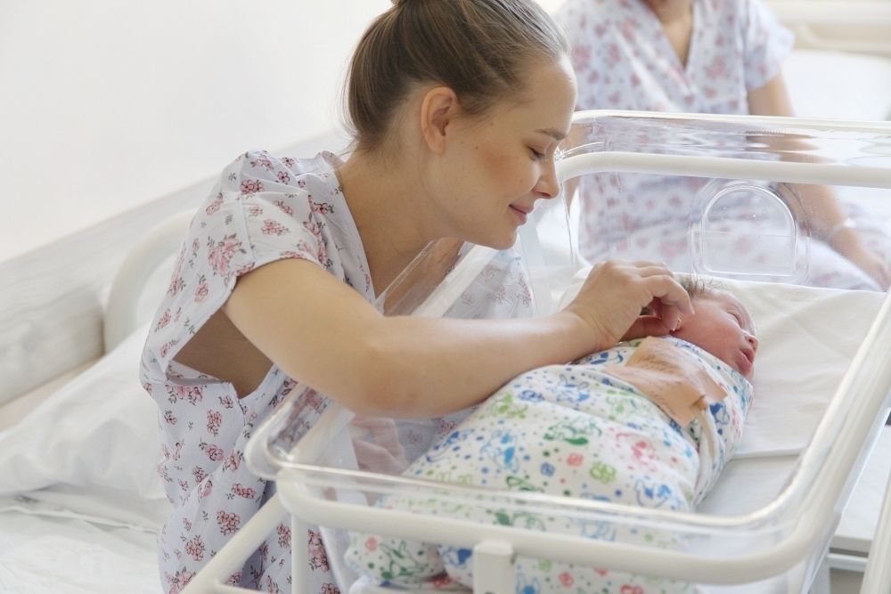 «Никогда бы не рожала, если бы знала, чем это обернется»: почему сначала нужно строить карьеру, а не заводить детей