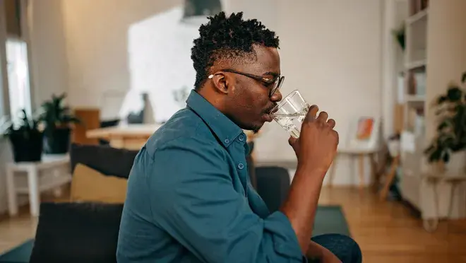 Волны жары могут усугубить обезвоживание — вот как избежать обезвоживания