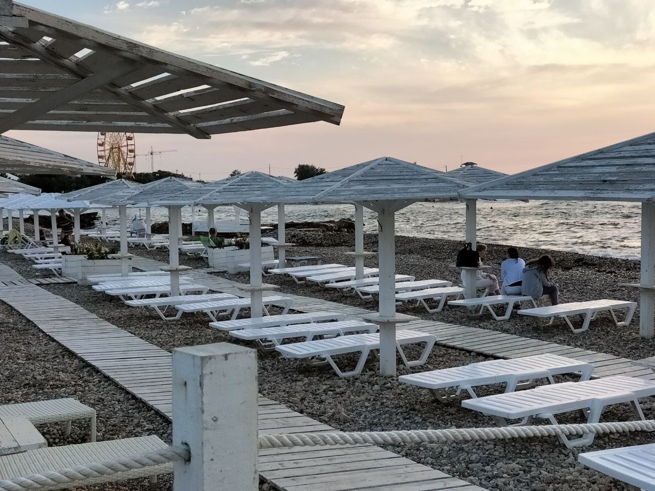 Дорого и грязно - показываю пляж в Крыму, который рекламируют, как лучший