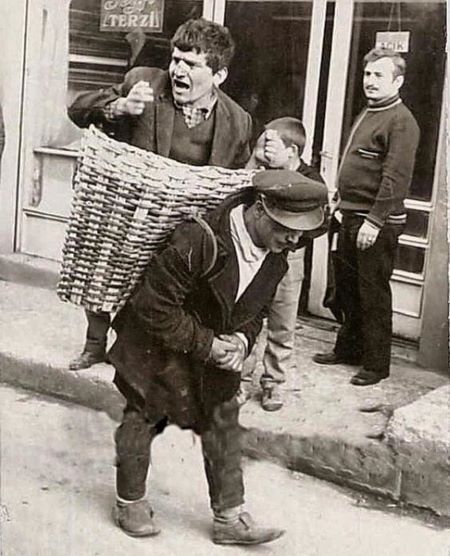 Уникальная профессия - носильщик пьяных в больших корзинах