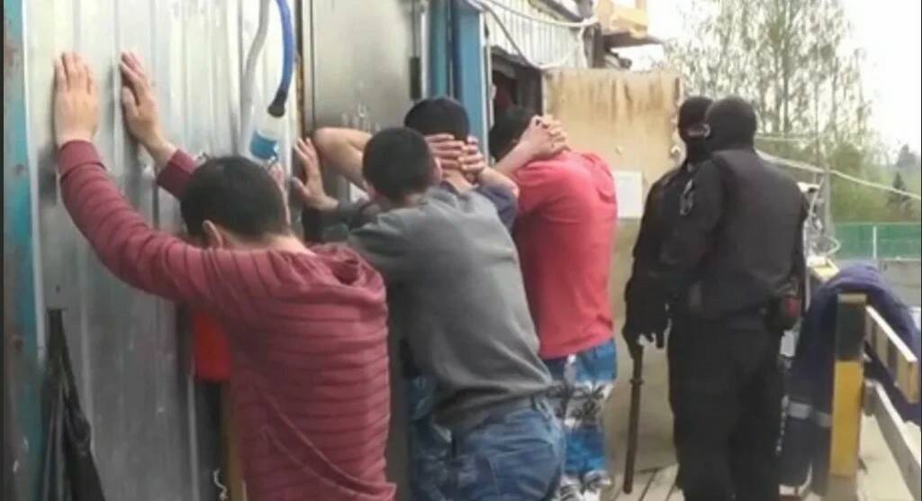 Таджики и узбеки: им и паспорта, и жилье, а они не уважают культуру и традиции нашей страны. А наши соотечественники годами ждут разрешения