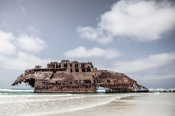 Мелкий белый песок хранит тайну Cabo de Santa Maria.